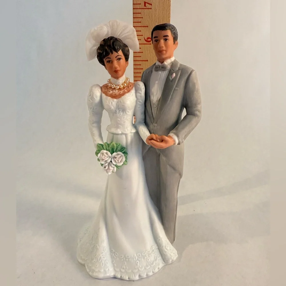 Elegant Vintage Wedding Cake Topper with Bride and Groom NWOT